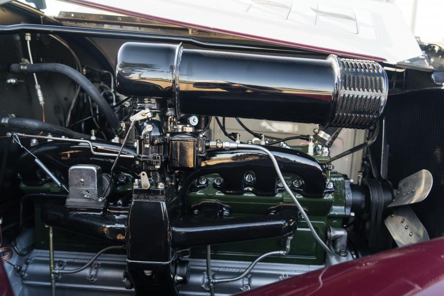 Моторный отсек Packard Eight Phaeton 1934 года  (фото 2 из 30)